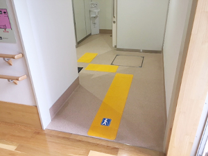 女子トイレ入口～身障者用個室入口の写真
