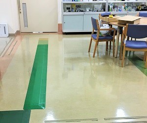 長崎こども・女性・障害者支援センター　３階フロア内（既存誘導マットからの延伸）の写真