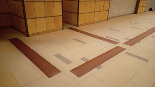 2階入口点字ブロック～男女トイレの写真