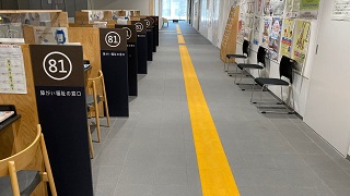 岐阜県大垣市役所の福祉課前の廊下に設置されたイエローの誘導マット