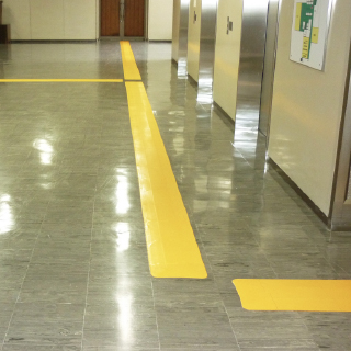 施設の廊下に設置されている視覚障害者用歩行誘導マット（ほどうくん）