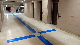 徳島県庁1階ホールに設置されているブルーのほどうくんガイドウェイ