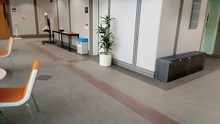 エレベーター前の廊下に設置されているブラウンの誘導マット