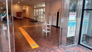 食堂入口から券売機までの間に設置されているイエローの誘導マット