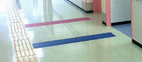 スポーツセンターでの事例（トイレへの誘導）マットはピンクとブルー。