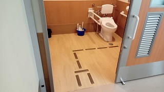広めのトイレ個室内に設置されたガイドレット