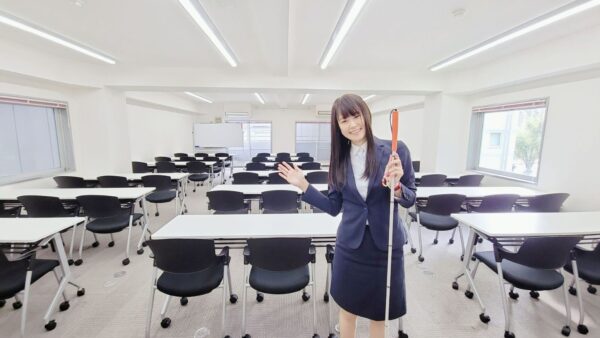 講演会会場で写真を撮る杉本梢さん