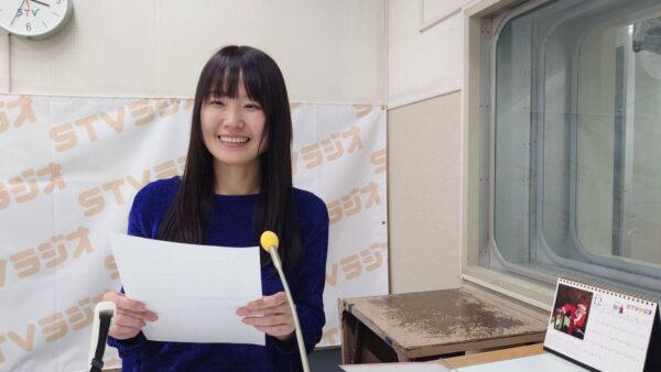 ラジオ収録に挑む杉本梢さん