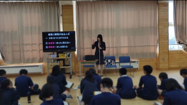 20名以上の学生に講演をする杉本梢さん