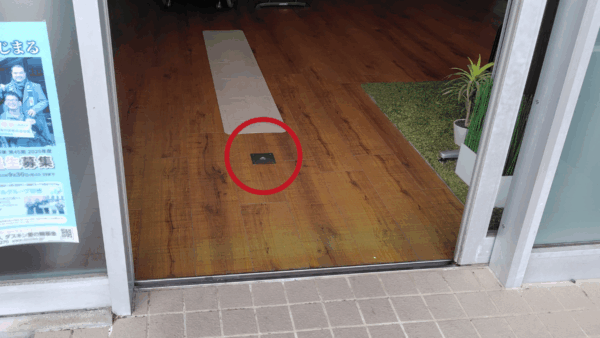 施設内の自動ドア前に埋め込まれたセンサー。