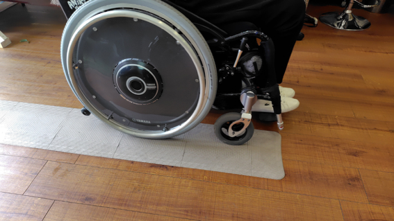 ほどうくんガイドウェイの上を車椅子が通る様子。