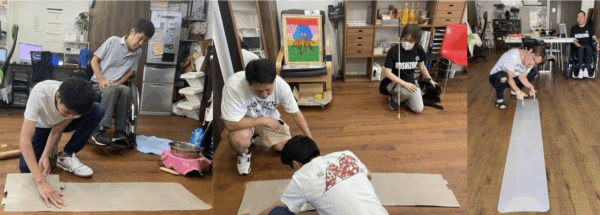 スタッフが協力してほどうくんガイドウェイを敷設している３枚の写真。