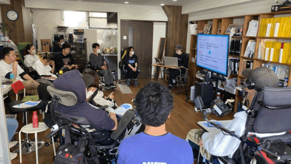 施設内での打ち合わせの様子。