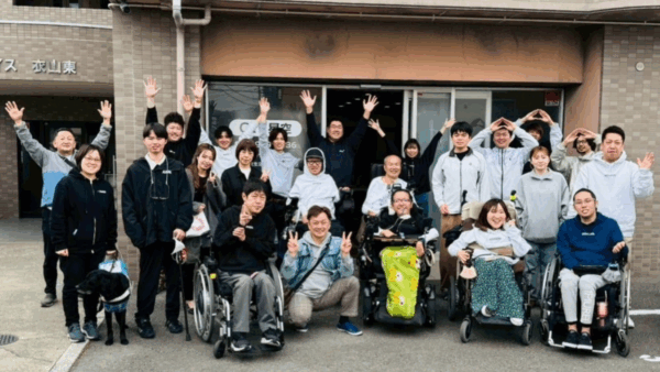 16周年を迎えた際の23名と1匹がうつる記念写真。