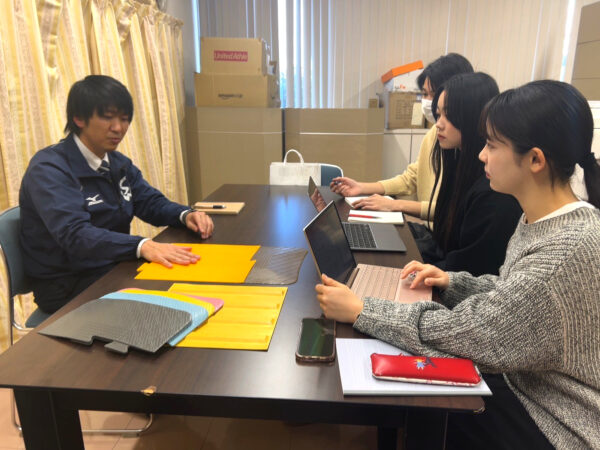 落合様へのインタビュー風景。