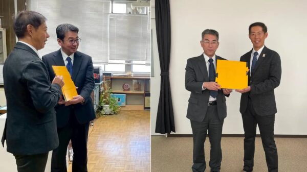 左より、大阪府立大阪北視覚支援学校 校長・太田 淳一郎氏と、錦城護謨株式会社 代表取締役・太田 泰造による「歩導くん ガイドウェイ」を手にした記念撮影。右は、大阪府立大阪南視覚支援学校 校長・岡本 泰宜氏との記念撮影。