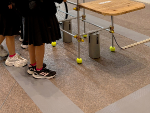 2025年度 CONNECT、京都国立近代美術館会場での視覚に頼らないさわりここち体験エリアの写真。展示台を囲むように誘導マットが設置されている。